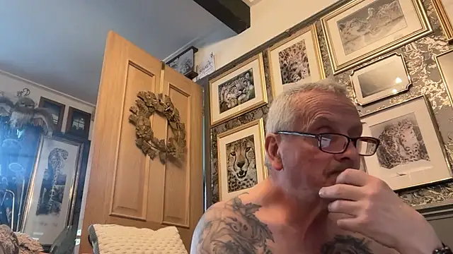 Snapshot of poggles chatting on February 9, 2026, 4:00 pm poggles online show from February 9, 2026, 4:00 pm