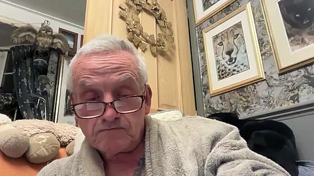 Snapshot of poggles chatting on February 15, 2026, 8:38 pm poggles online show from February 15, 2026, 8:38 pm