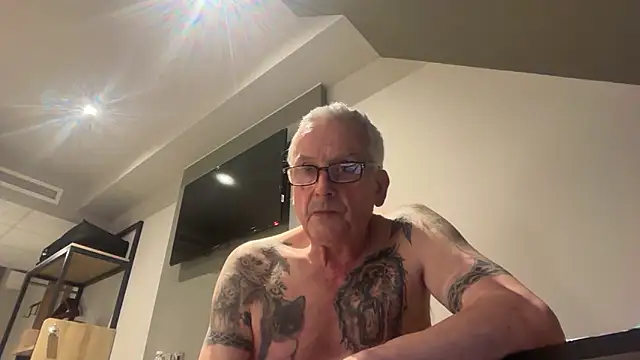 Snapshot of poggles chatting on February 20, 2026, 7:58 pm poggles online show from February 20, 2026, 7:58 pm