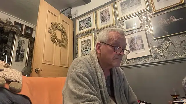 Snapshot of poggles chatting on February 22, 2026, 9:24 pm poggles online show from February 22, 2026, 9:24 pm