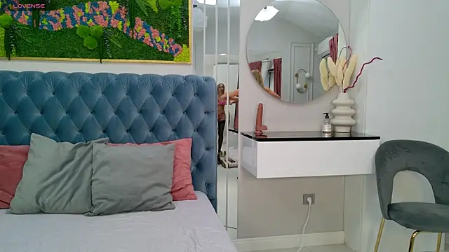 SiennaPierce online show from November 15, 2025, 5:27 am