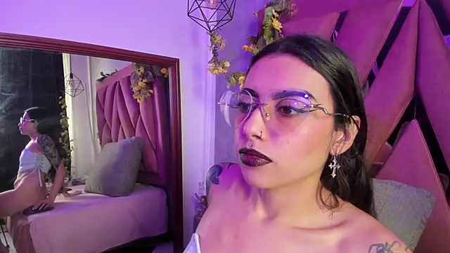 viollettaa  online show from March 31, 2026, 6:52 pm