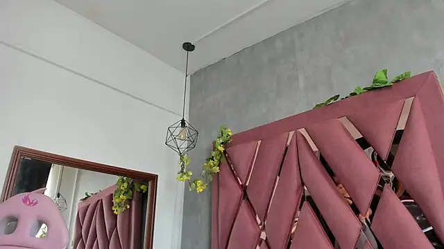 viollettaa  online show from April 13, 2026, 6:46 pm