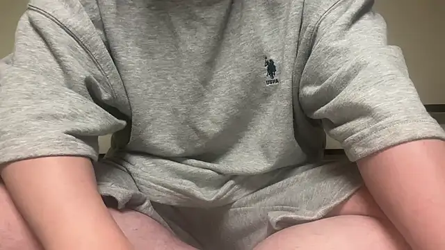 Snapshot of Yuta20002 chatting on November 11, 2025, 5:02 pm Yuta20002 online show from November 11, 2025, 5:02 pm