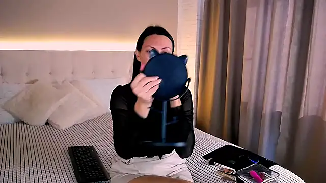 MonikaBelachi online show from October 6, 2025, 4:54 am