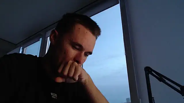 FreddyBredi online show from October 9, 2025, 1:42 pm