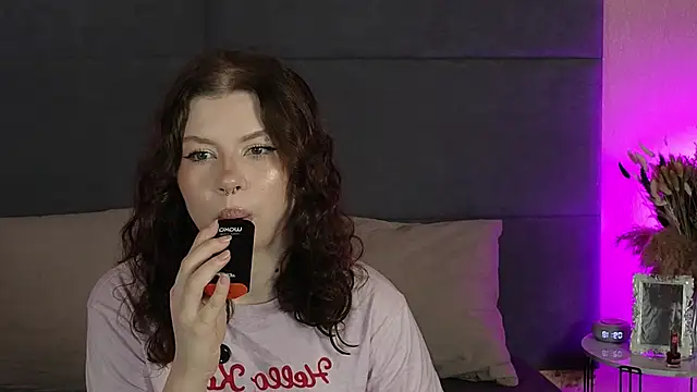 Snapshot of RianaRey chatting on June 19, 2026, 6:18 am RianaRey online show from June 19, 2026, 6:18 am