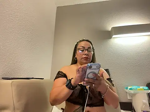 SamyHot2025 online show from April 6, 2026, 5:47 pm