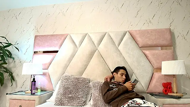 Zoelucas online show from March 20, 2026, 11:48 am