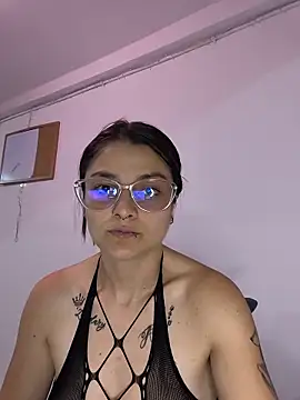 Snapshot of Coralinne__ chatting on May 22, 2026, 1:02 am Coralinne online show from May 22, 2026, 1:02 am