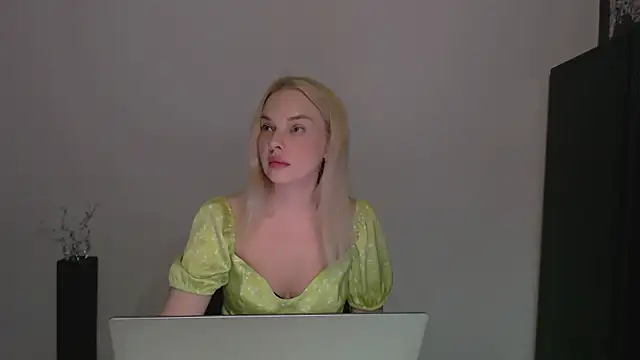 Snapshot of Lia_noo_regrets chatting on April 17, 2026, 4:43 pm Lia noo regrets online show from April 17, 2026, 4:43 pm