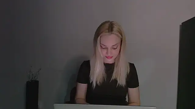 Snapshot of Lia_noo_regrets chatting on April 19, 2026, 6:10 pm Lia noo regrets online show from April 19, 2026, 6:10 pm