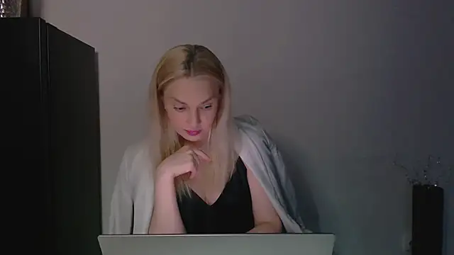 Snapshot of Lia_noo_regrets chatting on May 3, 2026, 5:19 pm Lia noo regrets online show from May 3, 2026, 5:19 pm