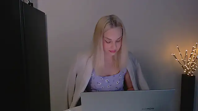 Snapshot of Lia_noo_regrets chatting on May 8, 2026, 5:07 pm Lia noo regrets online show from May 8, 2026, 5:07 pm