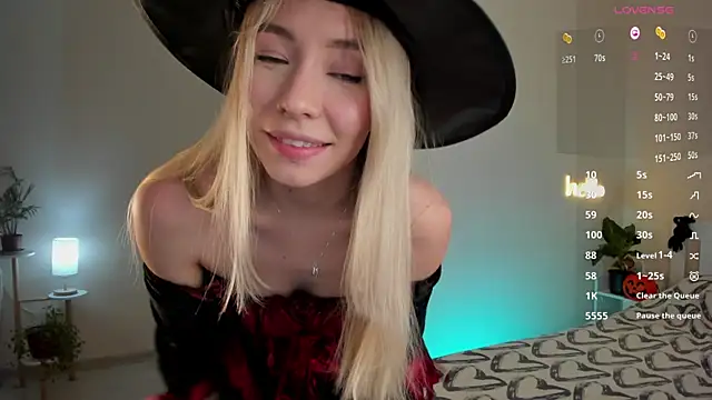 Snapshot of DanaCandy chatting on October 31, 2025, 8:32 pm DanaCandy online show from October 31, 2025, 8:32 pm