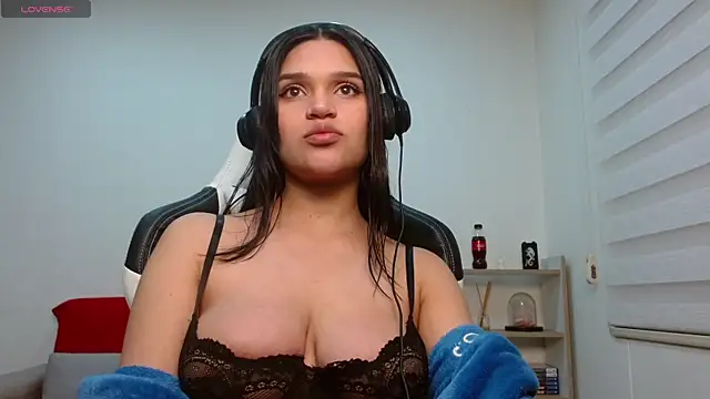 Snapshot of Roxxi_2110 chatting on September 13, 2025, 1:27 am Roxxi 2110 online show from September 13, 2025, 1:27 am