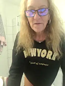 HotWifeLyn68 online show from December 3, 2025, 2:37 pm