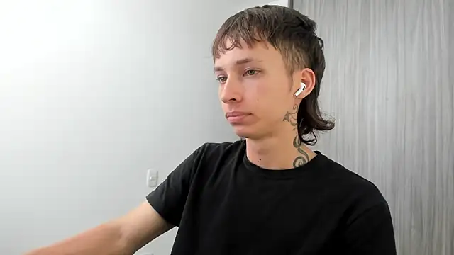 Snapshot of spacehumanz chatting on March 4, 2026, 9:32 pm spacehumanz online show from March 4, 2026, 9:32 pm