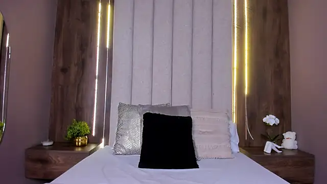 LucySalvatore  online show from September 13, 2025, 3:45 pm