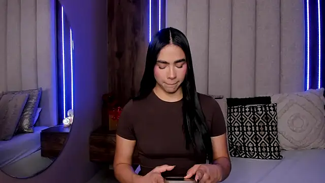 Snapshot of LucySalvatore_ chatting on April 22, 2026, 2:25 am LucySalvatore online show from April 22, 2026, 2:25 am
