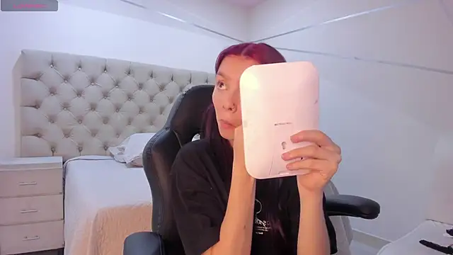 Snapshot of CleoWhite chatting on October 31, 2025, 7:59 pm CleoWhite online show from October 31, 2025, 7:59 pm