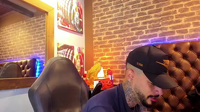 VinzenzRizzo online show from November 4, 2025, 4:00 am