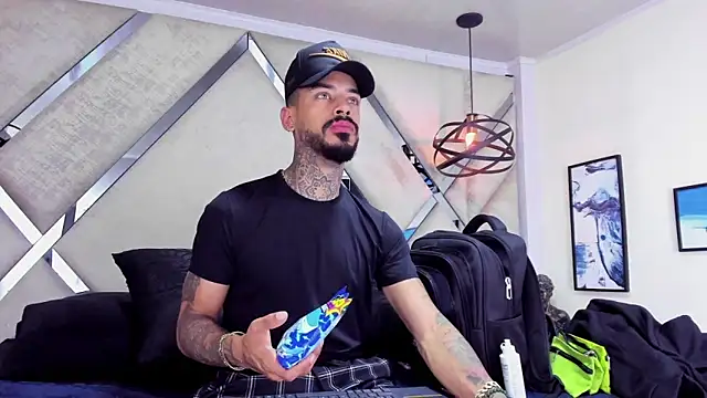 VinzenzRizzo online show from November 10, 2025, 5:39 am