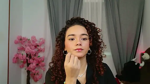 Snapshot of Taylor_Tina chatting on October 9, 2025, 9:51 am Taylor Tina online show from October 9, 2025, 9:51 am