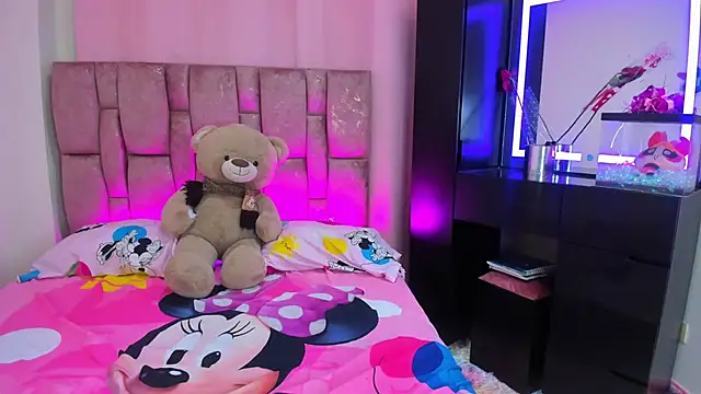 Snapshot of Sophie_Janner chatting on September 23, 2025, 5:43 am Sophie Janner online show from September 23, 2025, 5:43 am