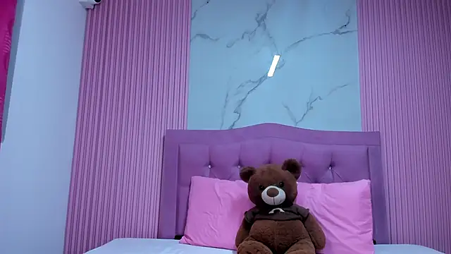 Emy topless online show from September 13, 2025, 11:04 pm