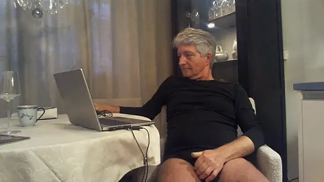 Snapshot of Swegay12-Exhi chatting on February 6, 2026, 3:15 pm Swegay12-Exhi online show from February 6, 2026, 3:15 pm