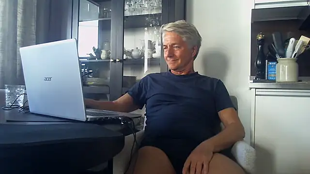 Snapshot of Swegay12-Exhi chatting on April 21, 2026, 1:50 pm Swegay12-Exhi online show from April 21, 2026, 1:50 pm