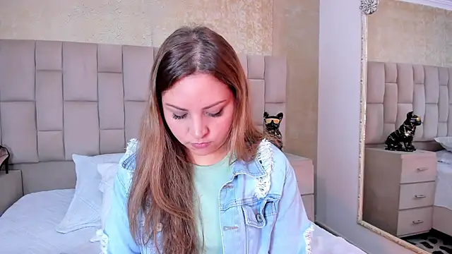 cloesummerr  online show from October 11, 2025, 1:09 pm