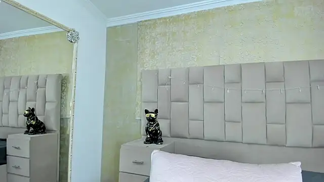 cloesummerr  online show from December 21, 2025, 12:34 pm