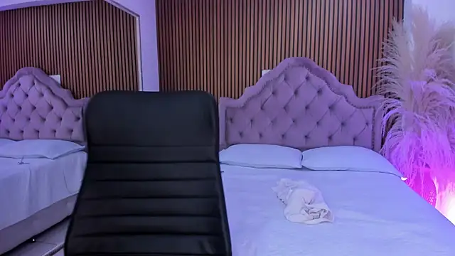 Starbutterflyy  online show from April 14, 2026, 5:13 am