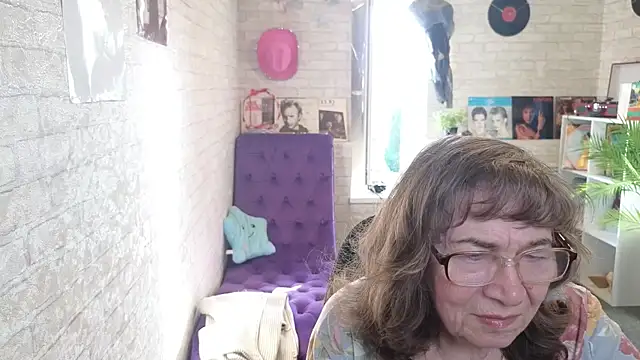 Snapshot of Betty_Brick chatting on May 18, 2026, 3:18 pm Betty Brick online show from May 18, 2026, 3:18 pm