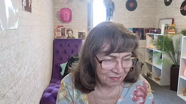 Snapshot of Betty_Brick chatting on May 19, 2026, 12:55 pm Betty Brick online show from May 19, 2026, 12:55 pm