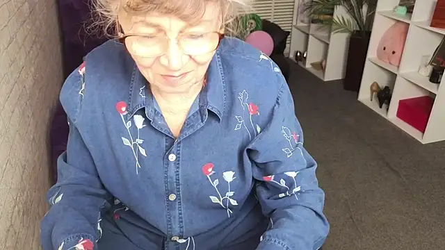 Snapshot of Betty_Brick chatting on May 27, 2026, 5:21 pm Betty Brick online show from May 27, 2026, 5:21 pm