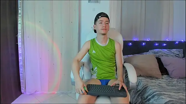 ThiagooJames online show from December 23, 2025, 1:58 am