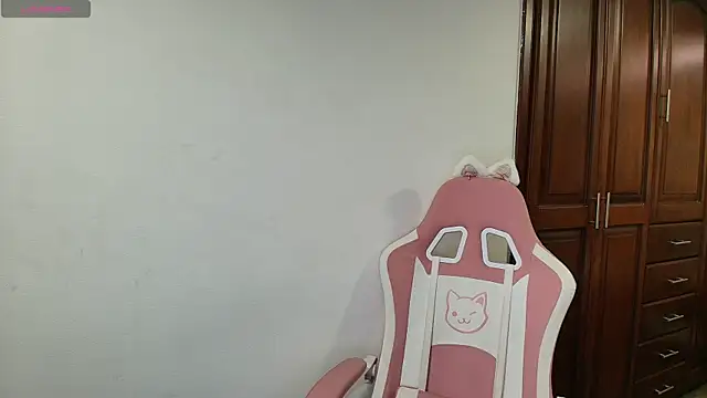 Snapshot of Aleecandrews chatting on October 15, 2025, 7:14 pm Aleecandrews online show from October 15, 2025, 7:14 pm