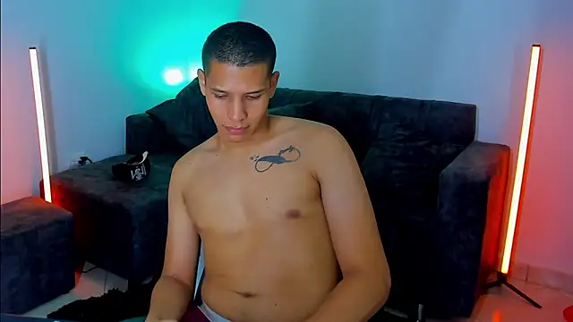 Snapshot of Latin_Boyss_ chatting on October 11, 2025, 9:24 pm Latin Boyss  online show from October 11, 2025, 9:24 pm