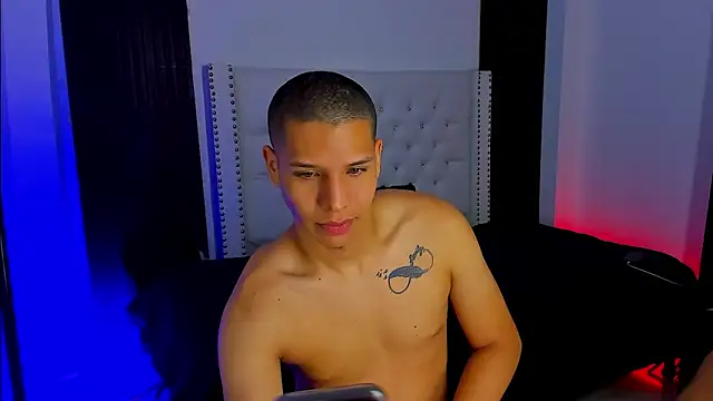 Snapshot of Latin_Boyss_ chatting on October 18, 2025, 7:47 pm Latin Boyss  online show from October 18, 2025, 7:47 pm