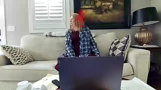 Snapshot of JulieHolliday chatting on November 4, 2025, 8:19 pm JulieHolliday online show from November 4, 2025, 8:19 pm