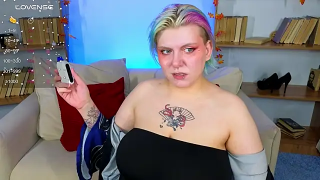 bluelunaray online show from October 11, 2025, 2:11 am