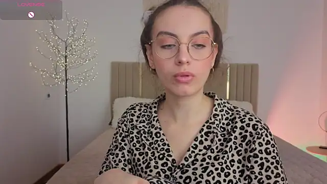 Snapshot of Real_cutie1 chatting on May 18, 2026, 1:06 pm Real cutie1 online show from May 18, 2026, 1:06 pm