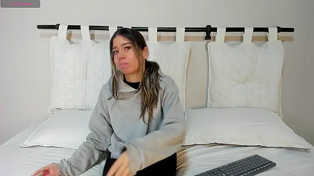 Snapshot of Rachell_criss chatting on January 15, 2026, 4:17 am Rachell criss online show from January 15, 2026, 4:17 am