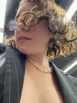 lucy-joy online show from October 2, 2025, 9:38 am