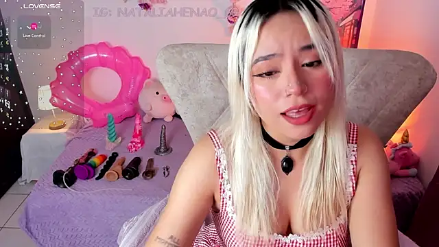 Nataliahenao69 online show from May 17, 2026, 8:05 pm