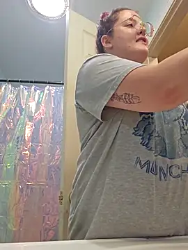 nuttiebuddy1 online show from September 18, 2025, 3:08 am