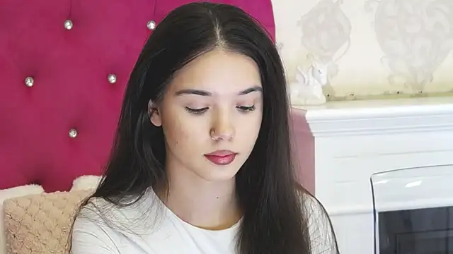 Snapshot of AlexisDevine chatting on February 22, 2026, 5:19 am AlexisDevine online show from February 22, 2026, 5:19 am